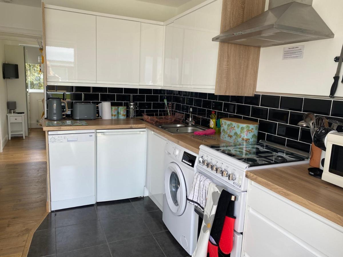 Seaview Self-Catering Coastal Bungalow In Rural West Wight Freshwater Zewnętrze zdjęcie