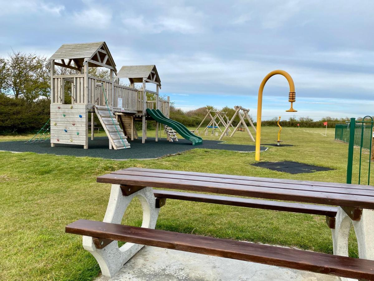 Seaview Self-Catering Coastal Bungalow In Rural West Wight Freshwater Zewnętrze zdjęcie