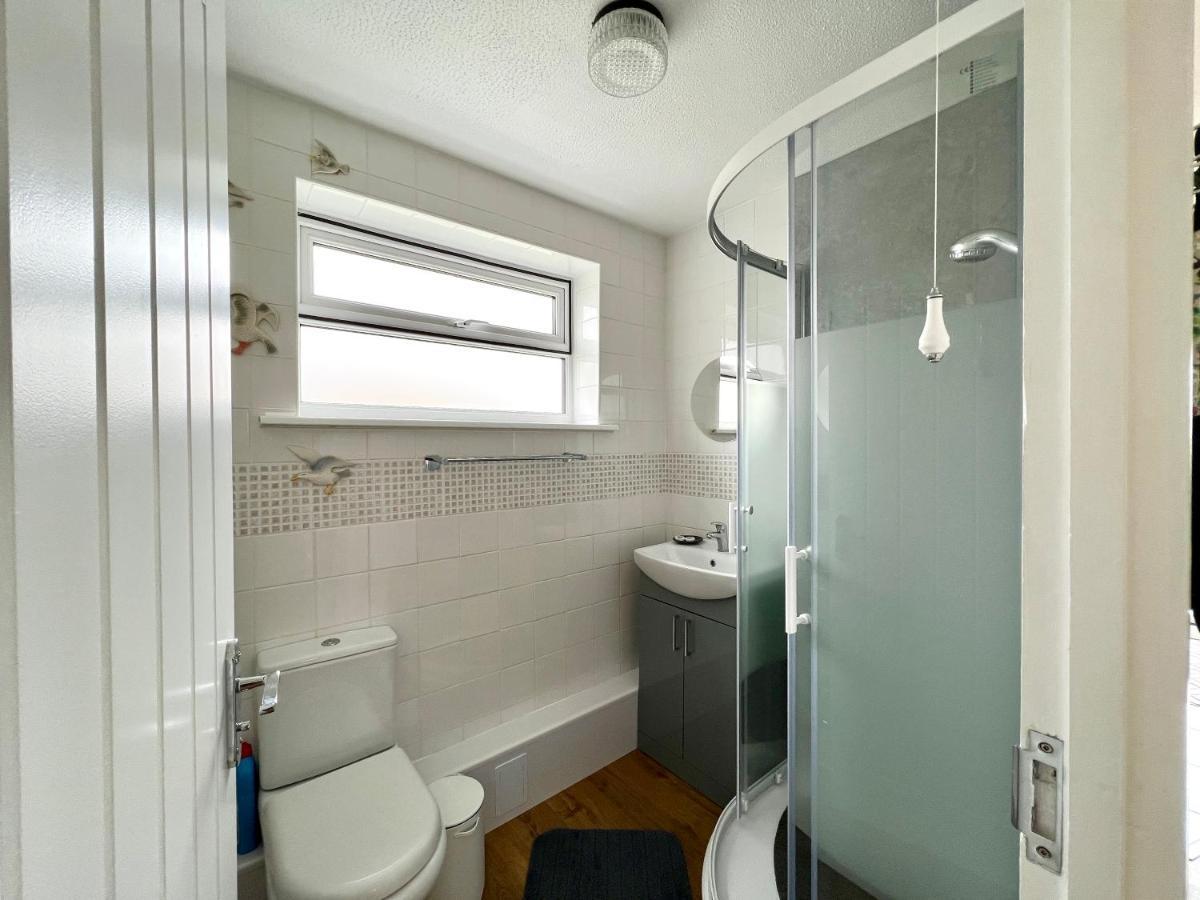 Seaview Self-Catering Coastal Bungalow In Rural West Wight Freshwater Zewnętrze zdjęcie